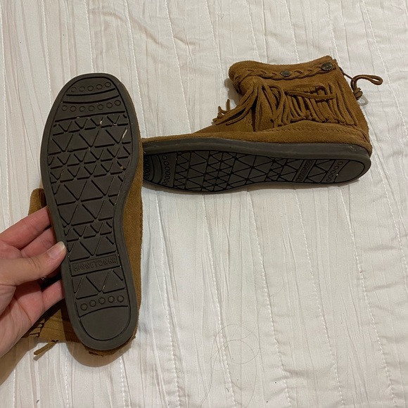 MINNETONKA Back Zip Hardsole Booties SZ 7 - Picture 3 of 5